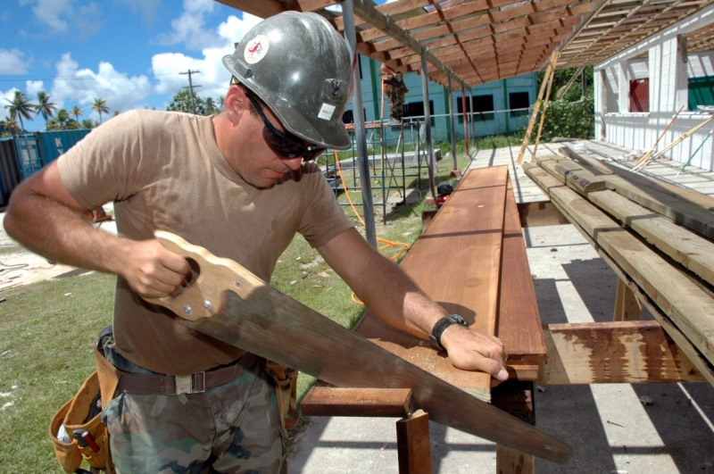 menuisier-MONTMEYAN-min_worker_construction_building_carpenter_male_job_build_helmet-893290